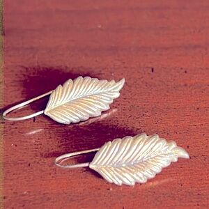 Silver‎ plated feather earrings